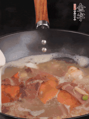 最后用面糊勾芡，燒至收汁，出鍋前撒點蔥段。