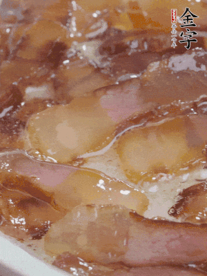 油5成熱，醬油肉煸香。