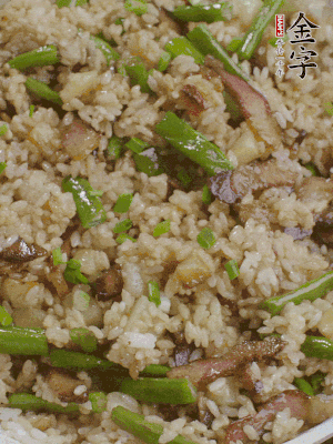 淋一點(diǎn)生抽、蠔油，撒蔥花。