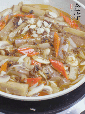 撒蒜末、香菜末。