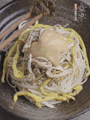 生抽1勺、醋1勺、芝麻醬1勺、金字火腿大師醬1勺。