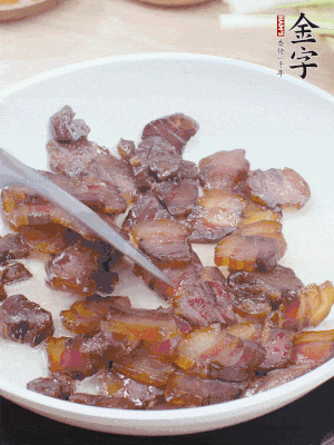 熱鍋少油，醬油肉煸出油脂，盛出。