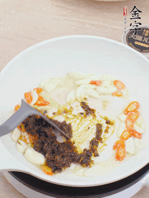 豬油下鍋，爆香蒜片、金字火腿XO醬。