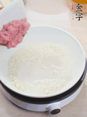 鍋內(nèi)熱油，蒜泥、牛肉泥炒至酥香。