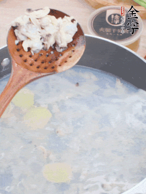 沸水下花蛤肉、姜片、料酒焯水。