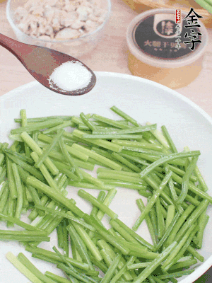 起鍋熱油，下韭菜苔炒至變色。加少許鹽。