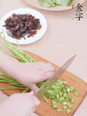 空心菜摘掉葉子，菜梗切成丁。