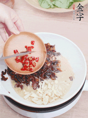 爆香蒜末、小米辣。