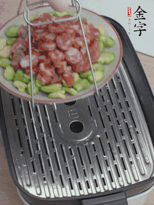 蠶豆鋪底，香腸鋪上，上鍋蒸15分鐘。