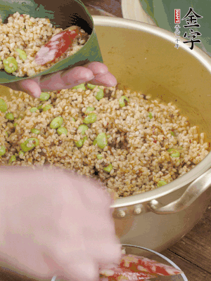 兩片粽葉1/2處葉尾相疊，中間卷成圓錐后裝入餡料。