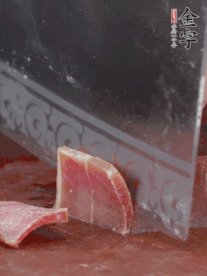 取金字火腿塊150g，切成薄片。生姜切片。