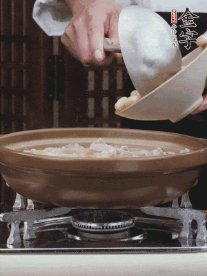 燜煮30分鐘，下花生、紅棗煮5分鐘。（花生提前預(yù)煮15分鐘）