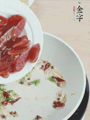 放香腸、苦瓜快速翻炒。