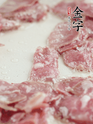 炒鍋熱油，下培根火腿煸炒。