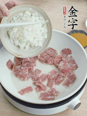 依次下洋蔥、紅菜椒、豌豆粒、玉米粒翻炒均勻。