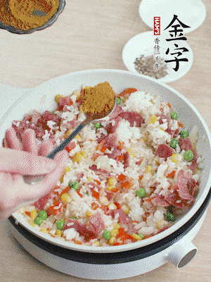 1勺咖喱粉、1/2勺鹽，少許黑胡椒碎炒均。