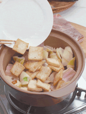 依次下春筍、豆腐，開水沒過食材。