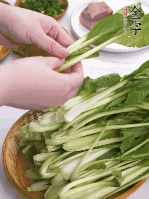小青菜掰成一片片。