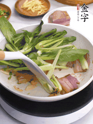 下小青菜翻炒，菜梆子變軟時(shí)，撒一點(diǎn)鹽、雞精調(diào)味。