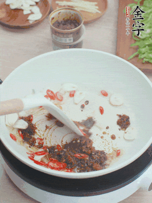 熱鍋涼油，姜蒜、辣椒、金字火腿xo醬炒香。