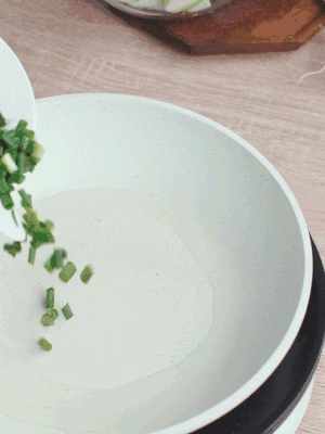 熱油下臘肉、蔥花煸炒，再下西葫蘆。