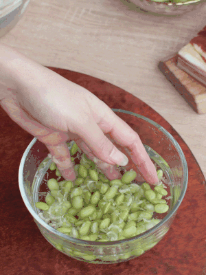 青豆剝殼，搓去外衣。