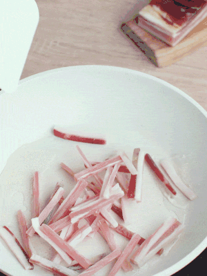 熱鍋涼油，下咸肉絲煸至出油。