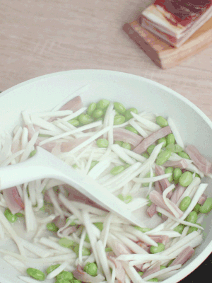 下茭白絲、青豆翻炒。