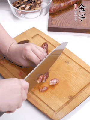 干香菇泡發(fā)切片，金字香腸切片，春筍切大粒。