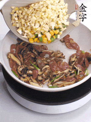 鍋里熱油，爆香蔥白，下香腸片炒至微微出油，加時(shí)蔬粒、香菇粒、春筍粒翻炒均勻。