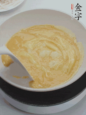 2個雞蛋炒散。