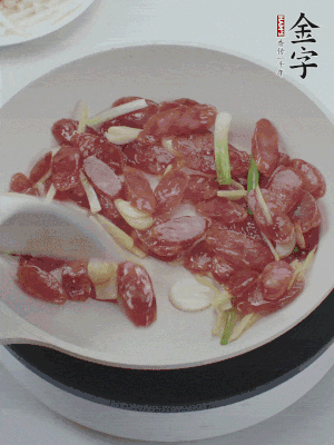 熱鍋爆香姜蒜片，下香腸炒出香味。