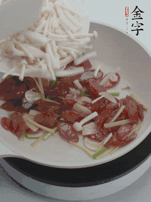 放白玉菇、青紅辣椒、雞蛋。