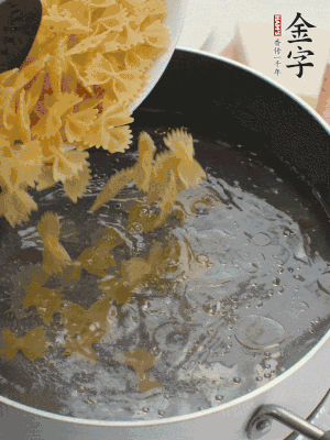 蝴蝶面加橄欖油煮熟；豌豆焯水30秒。