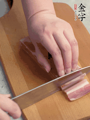 百合切去頭尾，分開洗凈;咸肉切薄片。