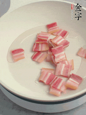 鍋中少許油，金字淡咸肉煸香。