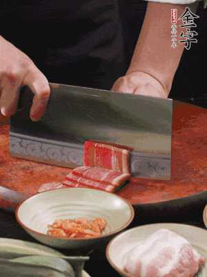 金字火腿上方切薄片，鮮五花肉切薄片。