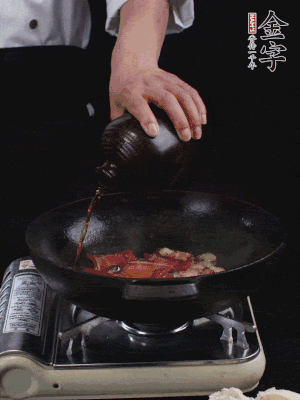 再下火腿片，淋少許黃酒添香。