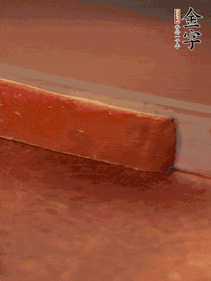 金字火腿上方去皮切薄片。