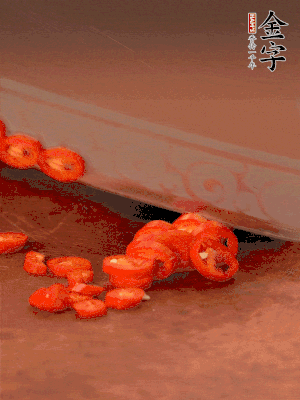 小米辣切圈，大蒜切片。