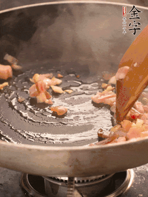 熱油爆香大蒜粒，煸香咸肉丁，淋一勺黃酒調(diào)味。