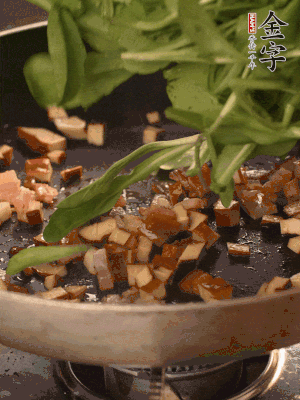 再放香干煸炒，最后放馬蘭頭翻炒至變軟。