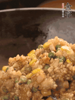 再下糯米，1勺蠔油、2勺生抽調(diào)味翻炒均勻。