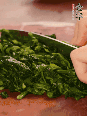 洗凈的菠菜加鹽焯水，撈出晾涼后攥干切碎。胡蘿卜切細(xì)絲。金字烤腸切園片。