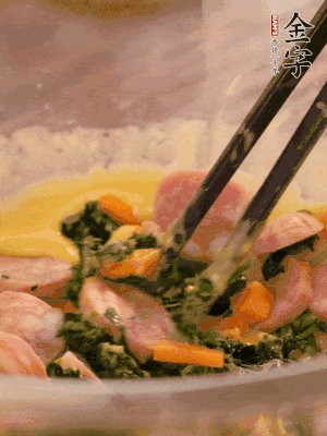 雞蛋、面粉、玉米油攪拌到無顆粒狀態(tài)。再加入菠菜、胡蘿卜、烤腸。少許鹽調(diào)味。