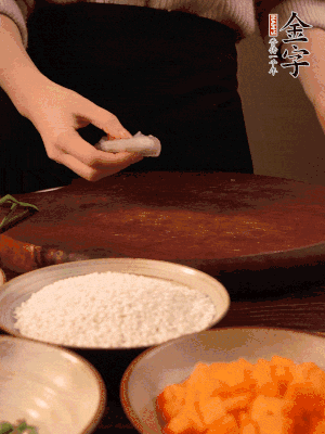 胡蘿卜去皮切丁。蝦仁切小塊。糯米提前浸泡半天。