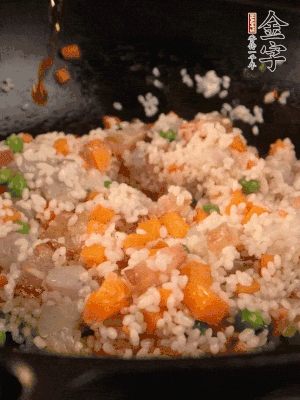 加入糯米翻炒均勻。最后加入蝦仁，用1勺料酒、1勺生抽、1/2勺鹽調(diào)味。