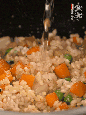 把食材轉(zhuǎn)移到電飯鍋中，倒入點(diǎn)清水，正常煮飯。