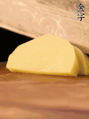 土豆去皮切丁。水開(kāi)后，放入鍋中煮2-3分鐘，撈出瀝干水分。