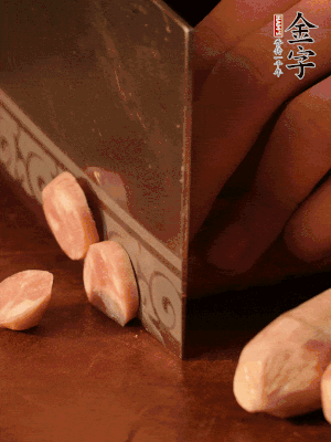 金字烤腸切圓片。